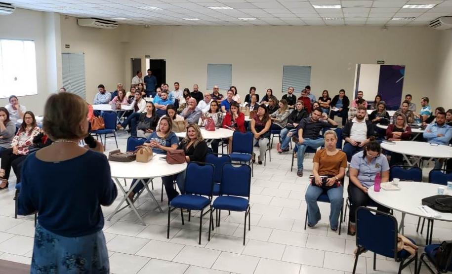 Mais 114 prefeituras se capacitam para participar da elaboração do Plano Estadual de Habitação 2019 Técnicos da Cohapar concluíram nesta sexta-feira (24) mais quatro ciclos de treinamento com funcionários de prefeituras paranaenses para atualização do Plano Estadual de Habitação de Interesse Social do Paraná (PEHIS-PR). Ao todo, representantes de 114 prefeituras participaram ao longo dos últimos quatro dias das capacitações e trabalharão a partir de agora no cadastramento dos dados específicos sobre as demandas por moradias em suas localidades.