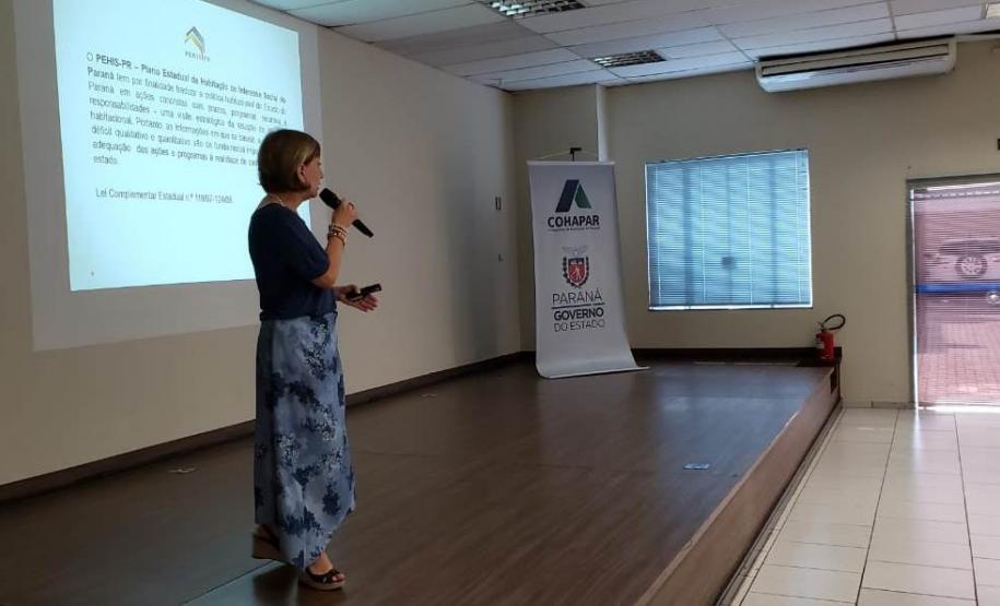 Mais 114 prefeituras se capacitam para participar da elaboração do Plano Estadual de Habitação 2019 Técnicos da Cohapar concluíram nesta sexta-feira (24) mais quatro ciclos de treinamento com funcionários de prefeituras paranaenses para atualização do Plano Estadual de Habitação de Interesse Social do Paraná (PEHIS-PR). Ao todo, representantes de 114 prefeituras participaram ao longo dos últimos quatro dias das capacitações e trabalharão a partir de agora no cadastramento dos dados específicos sobre as demandas por moradias em suas localidades.