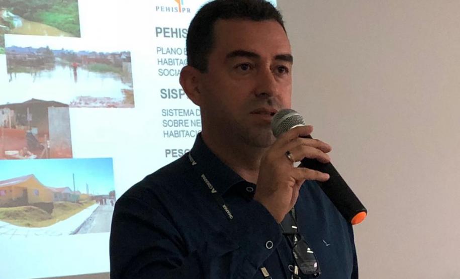 Mais 114 prefeituras se capacitam para participar da elaboração do Plano Estadual de Habitação 2019 Técnicos da Cohapar concluíram nesta sexta-feira (24) mais quatro ciclos de treinamento com funcionários de prefeituras paranaenses para atualização do Plano Estadual de Habitação de Interesse Social do Paraná (PEHIS-PR). Ao todo, representantes de 114 prefeituras participaram ao longo dos últimos quatro dias das capacitações e trabalharão a partir de agora no cadastramento dos dados específicos sobre as demandas por moradias em suas localidades.