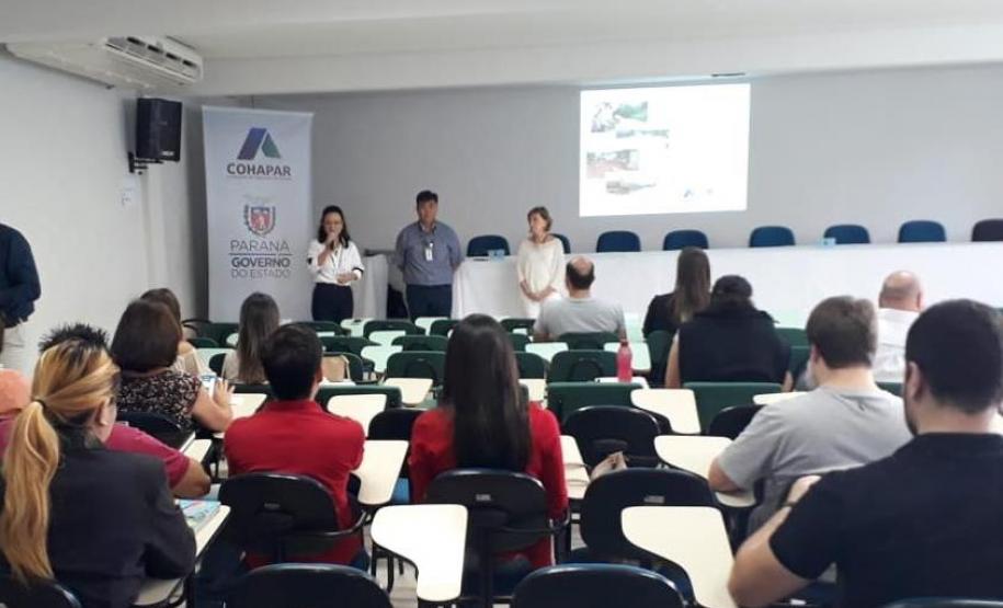 Mais 114 prefeituras se capacitam para participar da elaboração do Plano Estadual de Habitação 2019 Técnicos da Cohapar concluíram nesta sexta-feira (24) mais quatro ciclos de treinamento com funcionários de prefeituras paranaenses para atualização do Plano Estadual de Habitação de Interesse Social do Paraná (PEHIS-PR). Ao todo, representantes de 114 prefeituras participaram ao longo dos últimos quatro dias das capacitações e trabalharão a partir de agora no cadastramento dos dados específicos sobre as demandas por moradias em suas localidades.