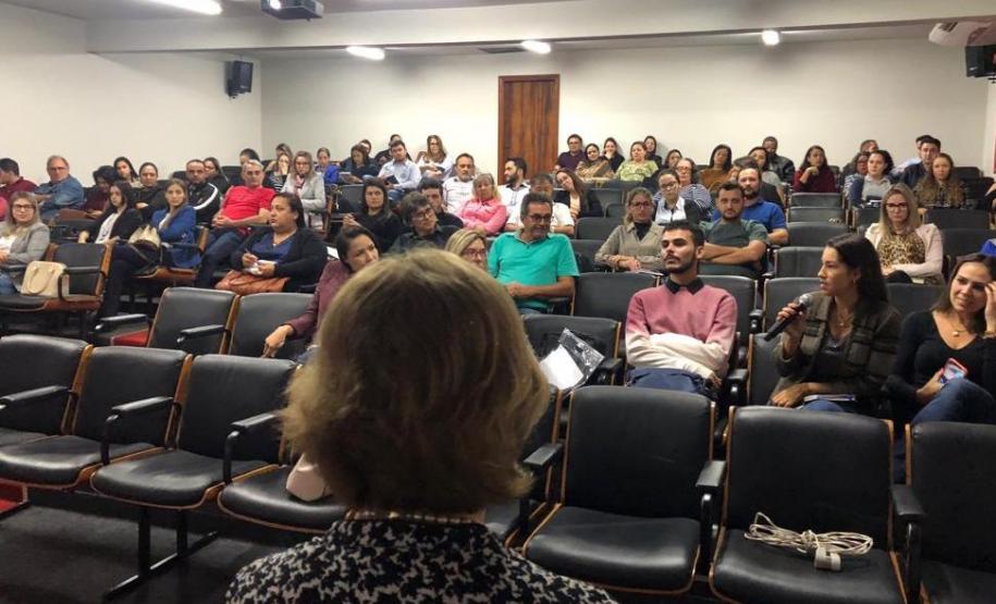 Mais 114 prefeituras se capacitam para participar da elaboração do Plano Estadual de Habitação 2019 Técnicos da Cohapar concluíram nesta sexta-feira (24) mais quatro ciclos de treinamento com funcionários de prefeituras paranaenses para atualização do Plano Estadual de Habitação de Interesse Social do Paraná (PEHIS-PR). Ao todo, representantes de 114 prefeituras participaram ao longo dos últimos quatro dias das capacitações e trabalharão a partir de agora no cadastramento dos dados específicos sobre as demandas por moradias em suas localidades.