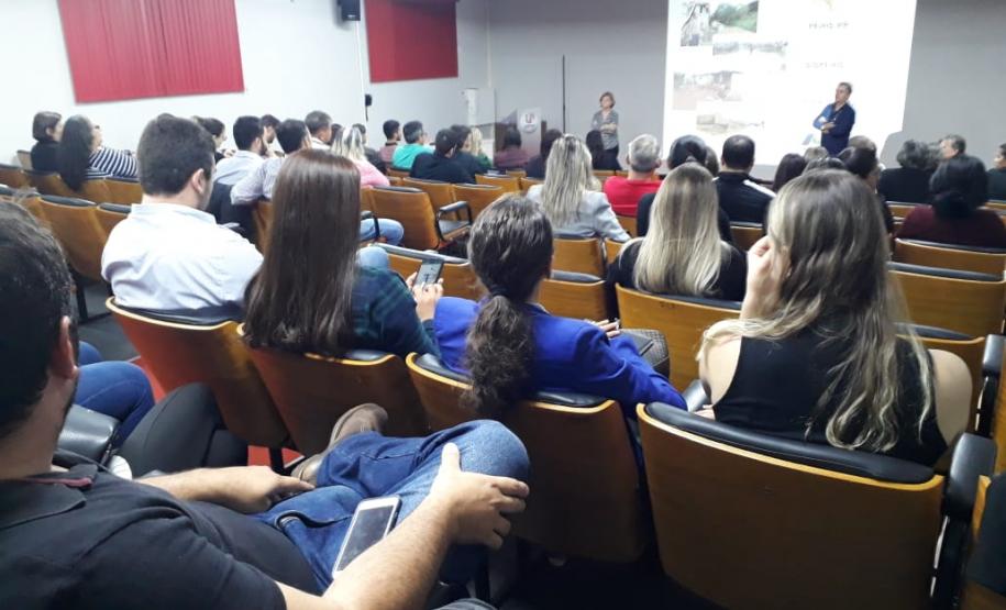 Mais 114 prefeituras se capacitam para participar da elaboração do Plano Estadual de Habitação 2019 Técnicos da Cohapar concluíram nesta sexta-feira (24) mais quatro ciclos de treinamento com funcionários de prefeituras paranaenses para atualização do Plano Estadual de Habitação de Interesse Social do Paraná (PEHIS-PR). Ao todo, representantes de 114 prefeituras participaram ao longo dos últimos quatro dias das capacitações e trabalharão a partir de agora no cadastramento dos dados específicos sobre as demandas por moradias em suas localidades.