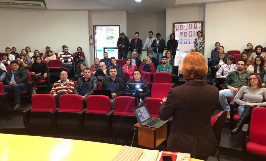 Mais 114 prefeituras se capacitam para participar da elaboração do Plano Estadual de Habitação 2019 Técnicos da Cohapar concluíram nesta sexta-feira (24) mais quatro ciclos de treinamento com funcionários de prefeituras paranaenses para atualização do Plano Estadual de Habitação de Interesse Social do Paraná (PEHIS-PR). Ao todo, representantes de 114 prefeituras participaram ao longo dos últimos quatro dias das capacitações e trabalharão a partir de agora no cadastramento dos dados específicos sobre as demandas por moradias em suas localidades.