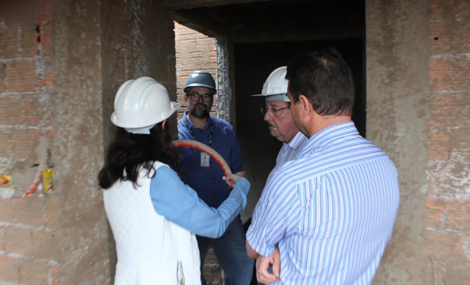 Obras de 42 casas populares avançam em Novo Itacolomi Representantes da Cohapar e da Prefeitura de Novo Itacolomi vistoriaram as obras de 42 casas populares que estão em construção na cidade na última semana. O empreendimento está recebendo cerca de R$ 2,4 milhões de investimentos do programa Família Paranaense e deverá ser concluído até o fim de julho.