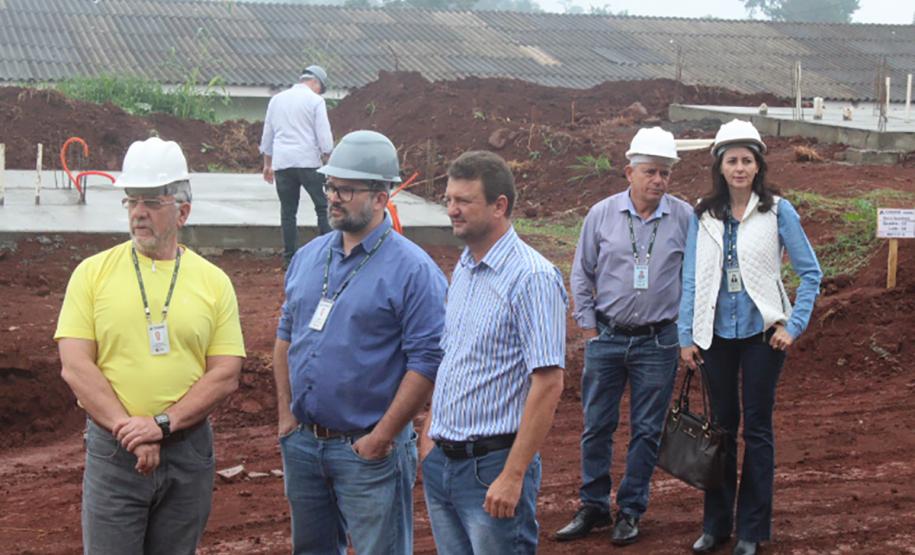 Obras de 42 casas populares avançam em Novo Itacolomi Representantes da Cohapar e da Prefeitura de Novo Itacolomi vistoriaram as obras de 42 casas populares que estão em construção na cidade na última semana. O empreendimento está recebendo cerca de R$ 2,4 milhões de investimentos do programa Família Paranaense e deverá ser concluído até o fim de julho.