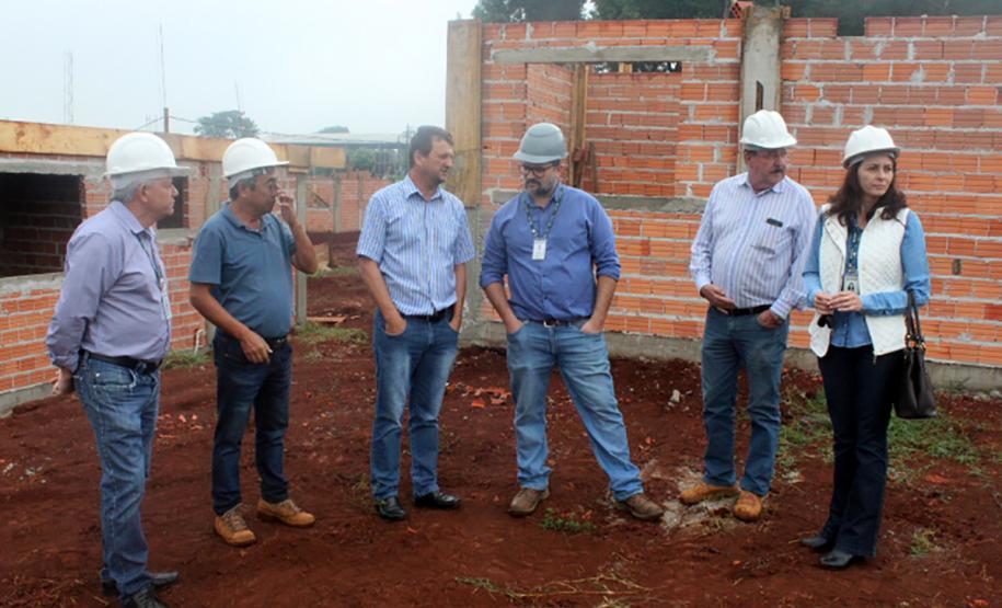 Obras de 42 casas populares avançam em Novo Itacolomi Representantes da Cohapar e da Prefeitura de Novo Itacolomi vistoriaram as obras de 42 casas populares que estão em construção na cidade na última semana. O empreendimento está recebendo cerca de R$ 2,4 milhões de investimentos do programa Família Paranaense e deverá ser concluído até o fim de julho.
