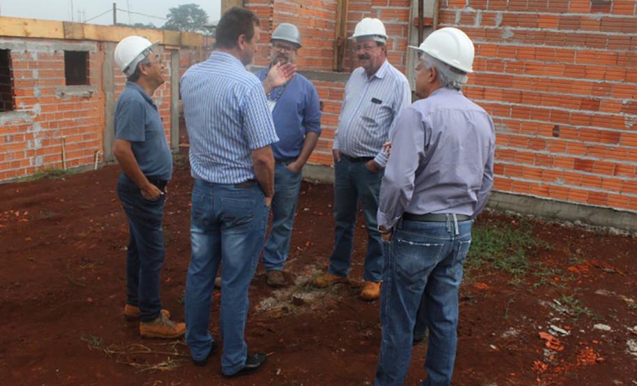 Obras de 42 casas populares avançam em Novo Itacolomi Representantes da Cohapar e da Prefeitura de Novo Itacolomi vistoriaram as obras de 42 casas populares que estão em construção na cidade na última semana. O empreendimento está recebendo cerca de R$ 2,4 milhões de investimentos do programa Família Paranaense e deverá ser concluído até o fim de julho.