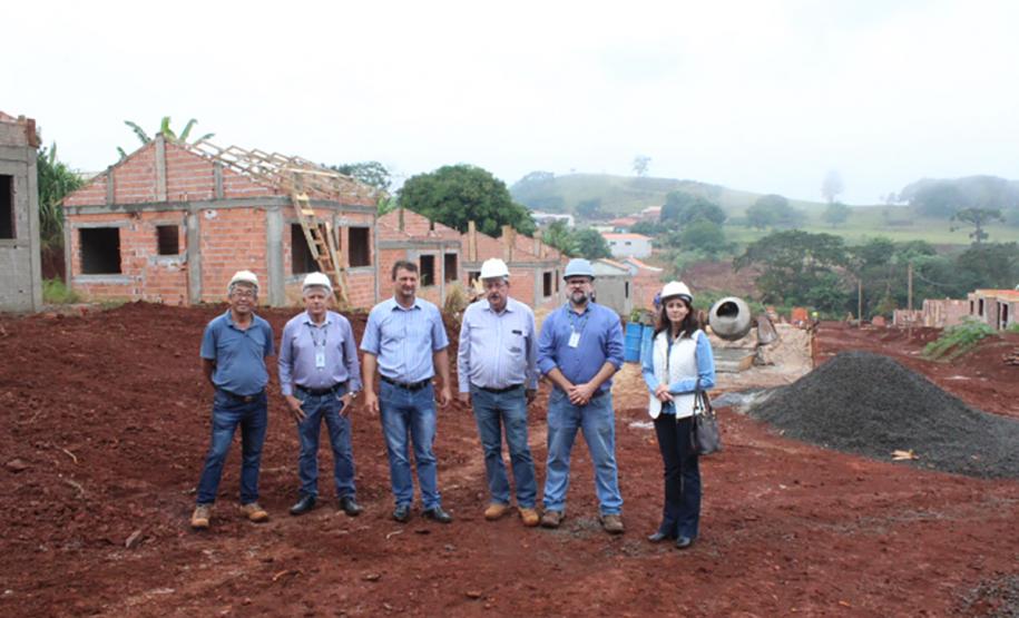 Obras de 42 casas populares avançam em Novo Itacolomi Representantes da Cohapar e da Prefeitura de Novo Itacolomi vistoriaram as obras de 42 casas populares que estão em construção na cidade na última semana. O empreendimento está recebendo cerca de R$ 2,4 milhões de investimentos do programa Família Paranaense e deverá ser concluído até o fim de julho.