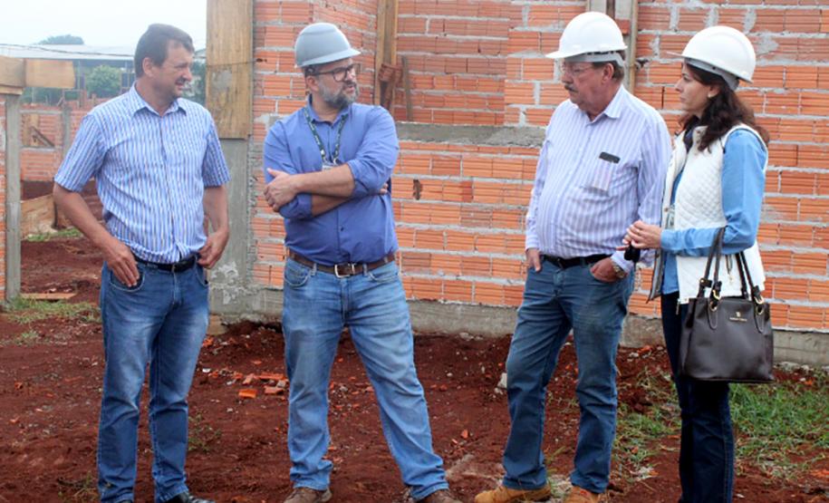 Obras de 42 casas populares avançam em Novo Itacolomi Representantes da Cohapar e da Prefeitura de Novo Itacolomi vistoriaram as obras de 42 casas populares que estão em construção na cidade na última semana. O empreendimento está recebendo cerca de R$ 2,4 milhões de investimentos do programa Família Paranaense e deverá ser concluído até o fim de julho.