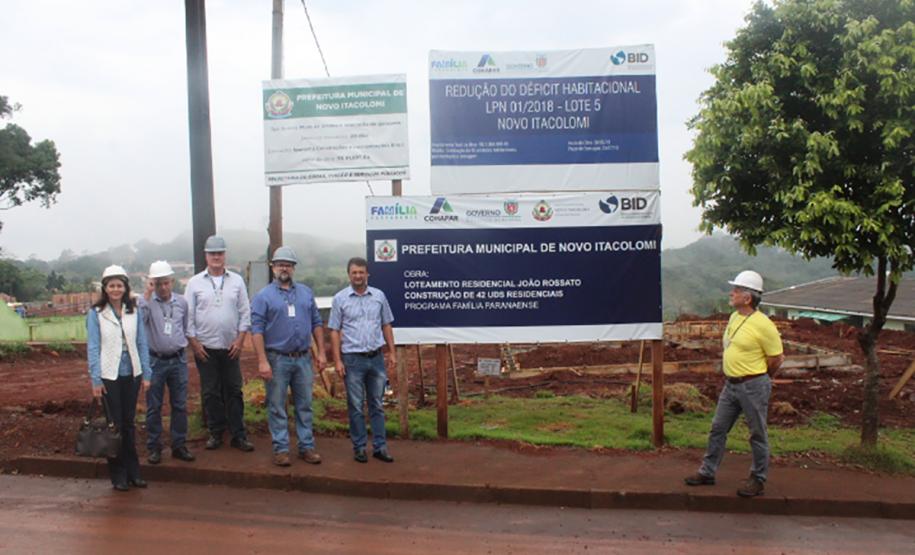 Obras de 42 casas populares avançam em Novo Itacolomi Representantes da Cohapar e da Prefeitura de Novo Itacolomi vistoriaram as obras de 42 casas populares que estão em construção na cidade na última semana. O empreendimento está recebendo cerca de R$ 2,4 milhões de investimentos do programa Família Paranaense e deverá ser concluído até o fim de julho.