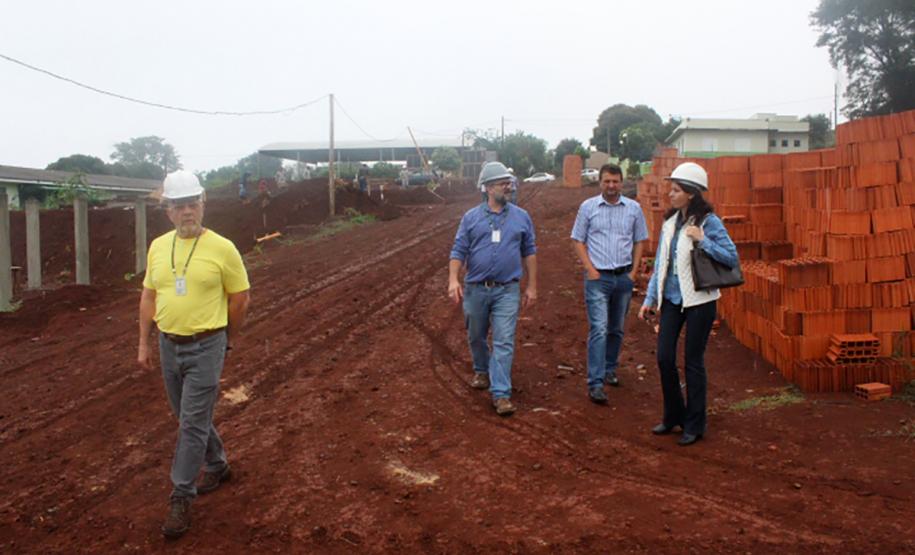 Obras de 42 casas populares avançam em Novo Itacolomi Representantes da Cohapar e da Prefeitura de Novo Itacolomi vistoriaram as obras de 42 casas populares que estão em construção na cidade na última semana. O empreendimento está recebendo cerca de R$ 2,4 milhões de investimentos do programa Família Paranaense e deverá ser concluído até o fim de julho.