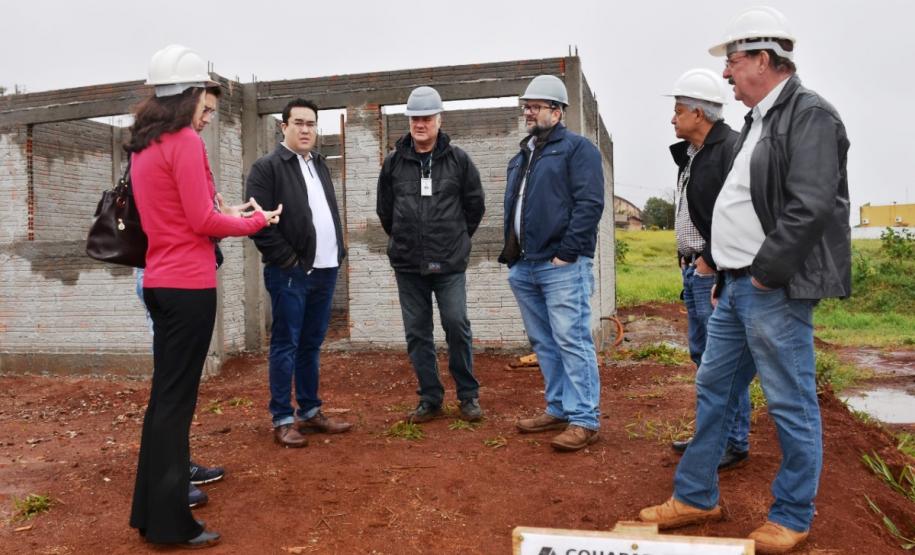 Construção de 12 casas populares será concluída até julho em Marilândia do Sul As obras de construção de 12 casas populares do programa Família Paranaense avançam rápido em Marilândia do Sul. Na última sexta-feira (24), representantes da Cohapar e da prefeitura, parceiros na viabilização do empreendimento, vistoriaram de perto o trabalho, que está recebendo R$ 723 mil de investimentos do Governo do Paraná financiados junto ao Banco Interamericano de Desenvolvimento.