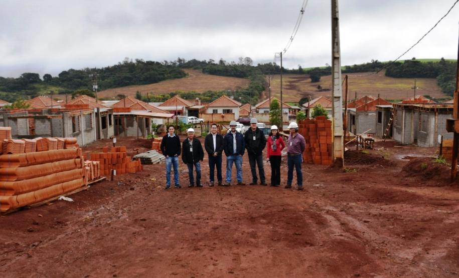 Construção de 12 casas populares será concluída até julho em Marilândia do Sul As obras de construção de 12 casas populares do programa Família Paranaense avançam rápido em Marilândia do Sul. Na última sexta-feira (24), representantes da Cohapar e da prefeitura, parceiros na viabilização do empreendimento, vistoriaram de perto o trabalho, que está recebendo R$ 723 mil de investimentos do Governo do Paraná financiados junto ao Banco Interamericano de Desenvolvimento.