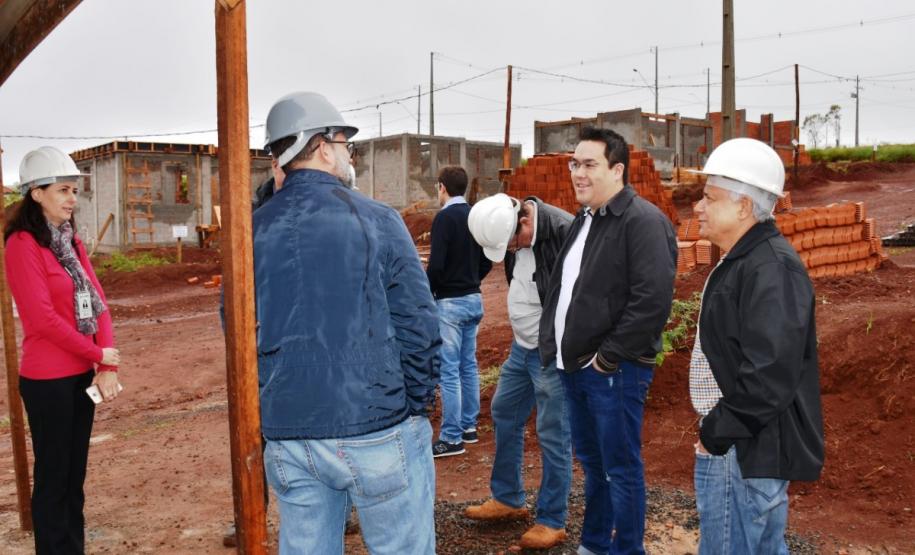 Construção de 12 casas populares será concluída até julho em Marilândia do Sul As obras de construção de 12 casas populares do programa Família Paranaense avançam rápido em Marilândia do Sul. Na última sexta-feira (24), representantes da Cohapar e da prefeitura, parceiros na viabilização do empreendimento, vistoriaram de perto o trabalho, que está recebendo R$ 723 mil de investimentos do Governo do Paraná financiados junto ao Banco Interamericano de Desenvolvimento.