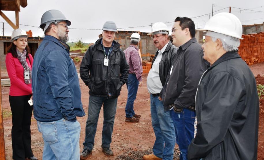 Construção de 12 casas populares será concluída até julho em Marilândia do Sul As obras de construção de 12 casas populares do programa Família Paranaense avançam rápido em Marilândia do Sul. Na última sexta-feira (24), representantes da Cohapar e da prefeitura, parceiros na viabilização do empreendimento, vistoriaram de perto o trabalho, que está recebendo R$ 723 mil de investimentos do Governo do Paraná financiados junto ao Banco Interamericano de Desenvolvimento.