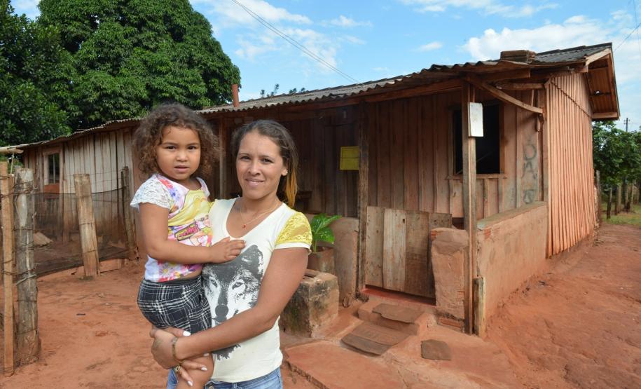 Famílias que viviam em condições precárias em Querência do Norte, na região Noroeste do Paraná, tiveram a esperança renovada nesta quinta-feira (30) ao receberem as chaves da casa própria de representantes da Cohapar e da prefeitura. Elas são as novas moradoras do Residencial Querência do Norte I, empreendimento que recebeu aproximadamente R$ 1,7 milhão de investimentos do Governo Federal e do Governo do Estado, com a parceria da administração municipal.