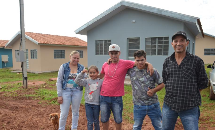Famílias que viviam em condições precárias em Querência do Norte, na região Noroeste do Paraná, tiveram a esperança renovada nesta quinta-feira (30) ao receberem as chaves da casa própria de representantes da Cohapar e da prefeitura. Elas são as novas moradoras do Residencial Querência do Norte I, empreendimento que recebeu aproximadamente R$ 1,7 milhão de investimentos do Governo Federal e do Governo do Estado, com a parceria da administração municipal.
