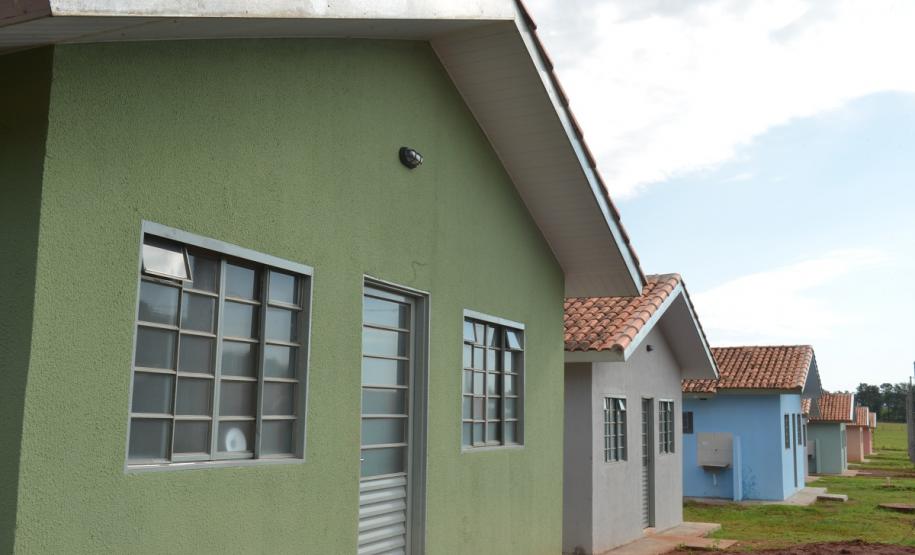 Famílias que viviam em condições precárias em Querência do Norte, na região Noroeste do Paraná, tiveram a esperança renovada nesta quinta-feira (30) ao receberem as chaves da casa própria de representantes da Cohapar e da prefeitura. Elas são as novas moradoras do Residencial Querência do Norte I, empreendimento que recebeu aproximadamente R$ 1,7 milhão de investimentos do Governo Federal e do Governo do Estado, com a parceria da administração municipal.