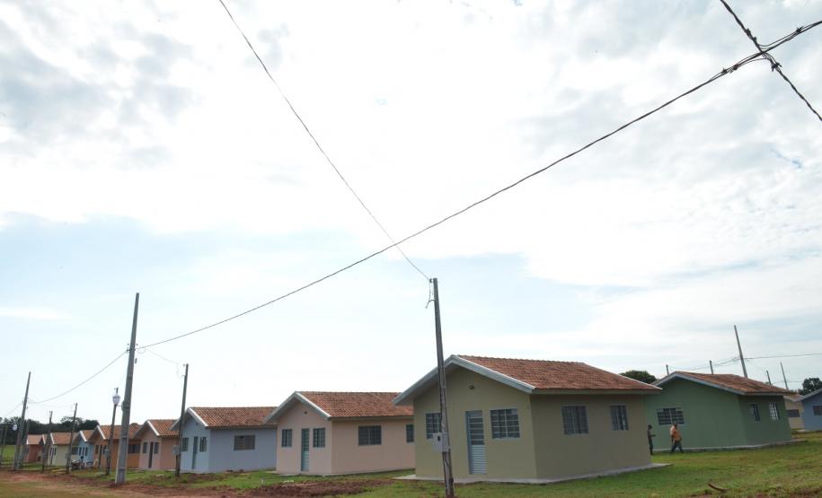 Famílias que viviam em condições precárias em Querência do Norte, na região Noroeste do Paraná, tiveram a esperança renovada nesta quinta-feira (30) ao receberem as chaves da casa própria de representantes da Cohapar e da prefeitura. Elas são as novas moradoras do Residencial Querência do Norte I, empreendimento que recebeu aproximadamente R$ 1,7 milhão de investimentos do Governo Federal e do Governo do Estado, com a parceria da administração municipal.