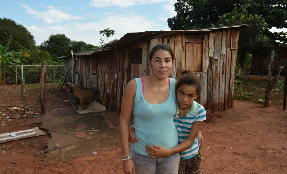 Famílias que viviam em condições precárias em Querência do Norte, na região Noroeste do Paraná, tiveram a esperança renovada nesta quinta-feira (30) ao receberem as chaves da casa própria de representantes da Cohapar e da prefeitura. Elas são as novas moradoras do Residencial Querência do Norte I, empreendimento que recebeu aproximadamente R$ 1,7 milhão de investimentos do Governo Federal e do Governo do Estado, com a parceria da administração municipal.