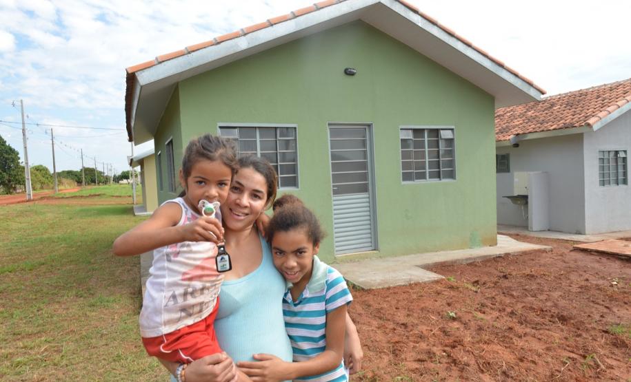 Famílias que viviam em condições precárias em Querência do Norte, na região Noroeste do Paraná, tiveram a esperança renovada nesta quinta-feira (30) ao receberem as chaves da casa própria de representantes da Cohapar e da prefeitura. Elas são as novas moradoras do Residencial Querência do Norte I, empreendimento que recebeu aproximadamente R$ 1,7 milhão de investimentos do Governo Federal e do Governo do Estado, com a parceria da administração municipal.