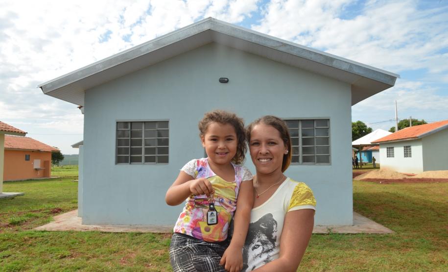 Famílias que viviam em condições precárias em Querência do Norte, na região Noroeste do Paraná, tiveram a esperança renovada nesta quinta-feira (30) ao receberem as chaves da casa própria de representantes da Cohapar e da prefeitura. Elas são as novas moradoras do Residencial Querência do Norte I, empreendimento que recebeu aproximadamente R$ 1,7 milhão de investimentos do Governo Federal e do Governo do Estado, com a parceria da administração municipal.