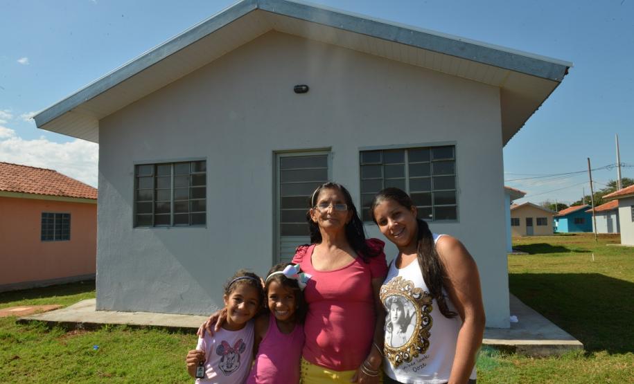 Famílias que viviam em condições precárias em Querência do Norte, na região Noroeste do Paraná, tiveram a esperança renovada nesta quinta-feira (30) ao receberem as chaves da casa própria de representantes da Cohapar e da prefeitura. Elas são as novas moradoras do Residencial Querência do Norte I, empreendimento que recebeu aproximadamente R$ 1,7 milhão de investimentos do Governo Federal e do Governo do Estado, com a parceria da administração municipal.