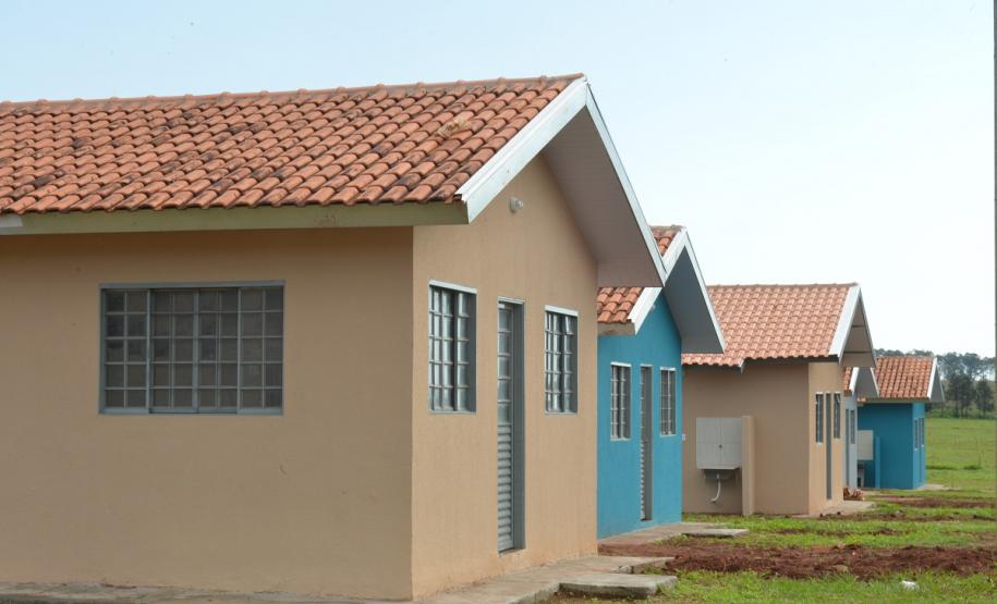 Famílias que viviam em condições precárias em Querência do Norte, na região Noroeste do Paraná, tiveram a esperança renovada nesta quinta-feira (30) ao receberem as chaves da casa própria de representantes da Cohapar e da prefeitura. Elas são as novas moradoras do Residencial Querência do Norte I, empreendimento que recebeu aproximadamente R$ 1,7 milhão de investimentos do Governo Federal e do Governo do Estado, com a parceria da administração municipal.