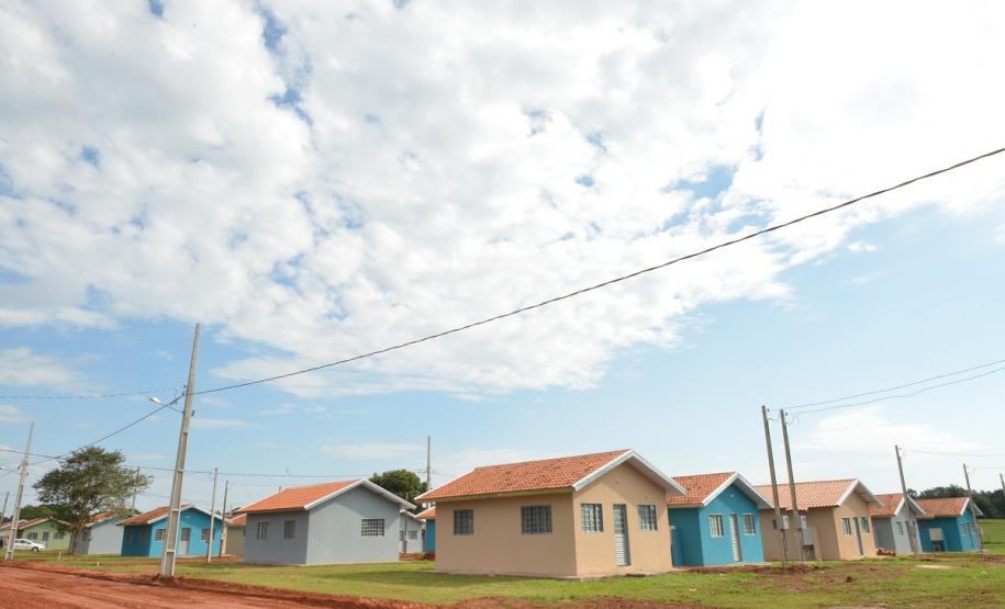 Famílias que viviam em condições precárias em Querência do Norte, na região Noroeste do Paraná, tiveram a esperança renovada nesta quinta-feira (30) ao receberem as chaves da casa própria de representantes da Cohapar e da prefeitura. Elas são as novas moradoras do Residencial Querência do Norte I, empreendimento que recebeu aproximadamente R$ 1,7 milhão de investimentos do Governo Federal e do Governo do Estado, com a parceria da administração municipal.