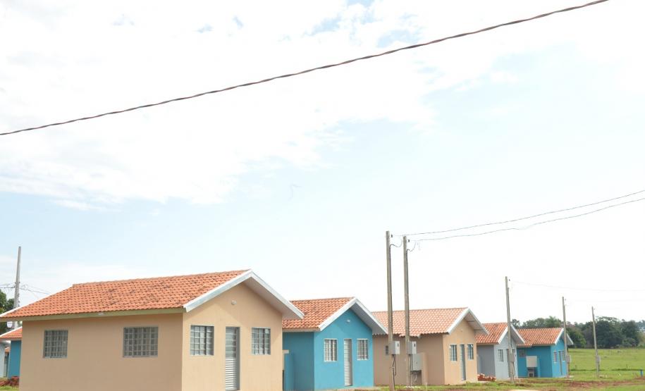 Famílias que viviam em condições precárias em Querência do Norte, na região Noroeste do Paraná, tiveram a esperança renovada nesta quinta-feira (30) ao receberem as chaves da casa própria de representantes da Cohapar e da prefeitura. Elas são as novas moradoras do Residencial Querência do Norte I, empreendimento que recebeu aproximadamente R$ 1,7 milhão de investimentos do Governo Federal e do Governo do Estado, com a parceria da administração municipal.