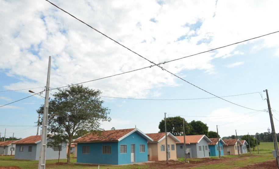 Famílias que viviam em condições precárias em Querência do Norte, na região Noroeste do Paraná, tiveram a esperança renovada nesta quinta-feira (30) ao receberem as chaves da casa própria de representantes da Cohapar e da prefeitura. Elas são as novas moradoras do Residencial Querência do Norte I, empreendimento que recebeu aproximadamente R$ 1,7 milhão de investimentos do Governo Federal e do Governo do Estado, com a parceria da administração municipal.