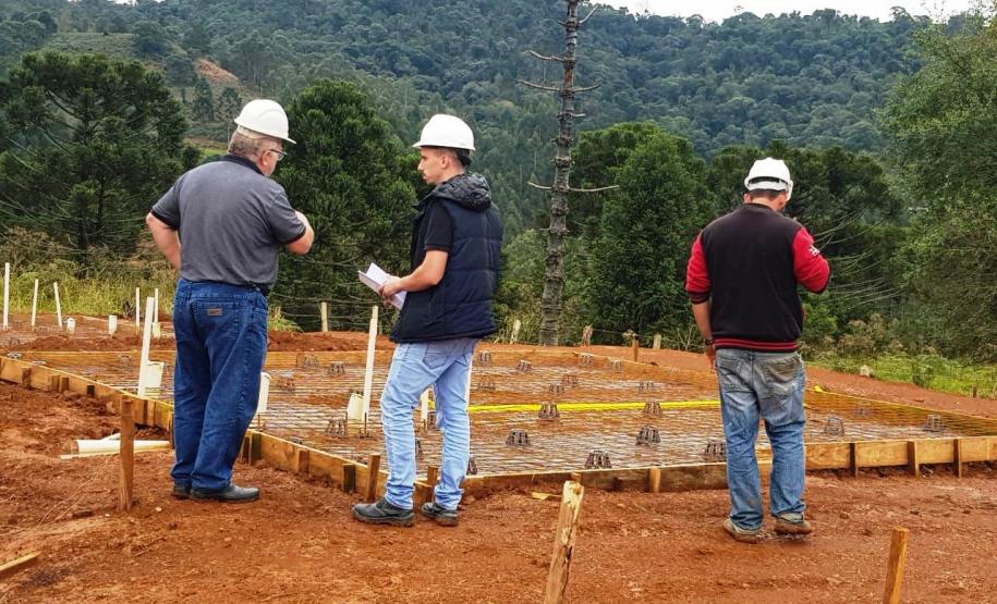 Cohapar e Prefeitura de Bituruna vistoriam obras de construção de 25 moradias Projeto é financiado pelo programa Família Paranaense, com investimentos de R$ R$ 1,2 milhão financiados pelo Banco Interamericano de Desenvolvimento (BID).