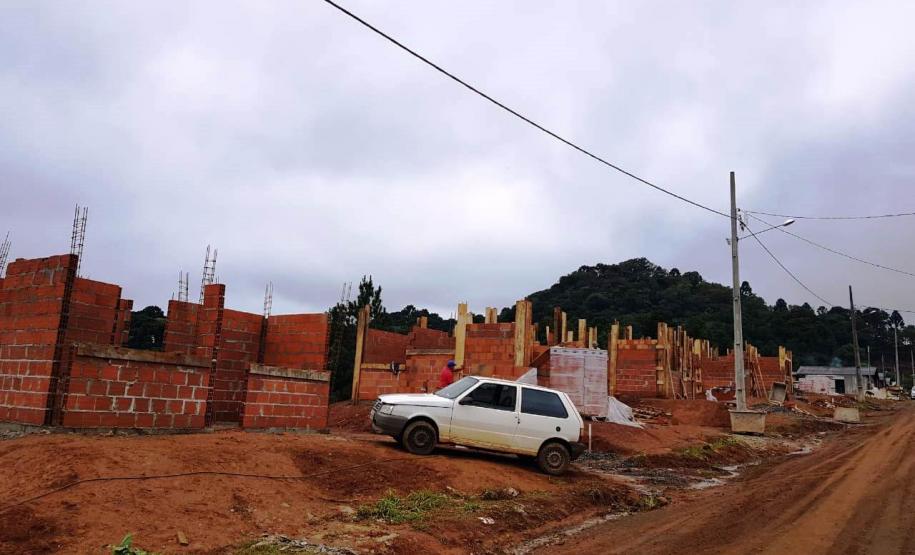 Cohapar e Prefeitura de Bituruna vistoriam obras de construção de 25 moradias Projeto é financiado pelo programa Família Paranaense, com investimentos de R$ R$ 1,2 milhão financiados pelo Banco Interamericano de Desenvolvimento (BID).
