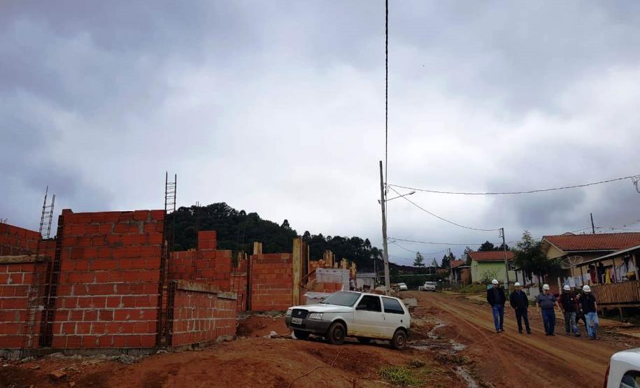Cohapar e Prefeitura de Bituruna vistoriam obras de construção de 25 moradias Projeto é financiado pelo programa Família Paranaense, com investimentos de R$ R$ 1,2 milhão financiados pelo Banco Interamericano de Desenvolvimento (BID).