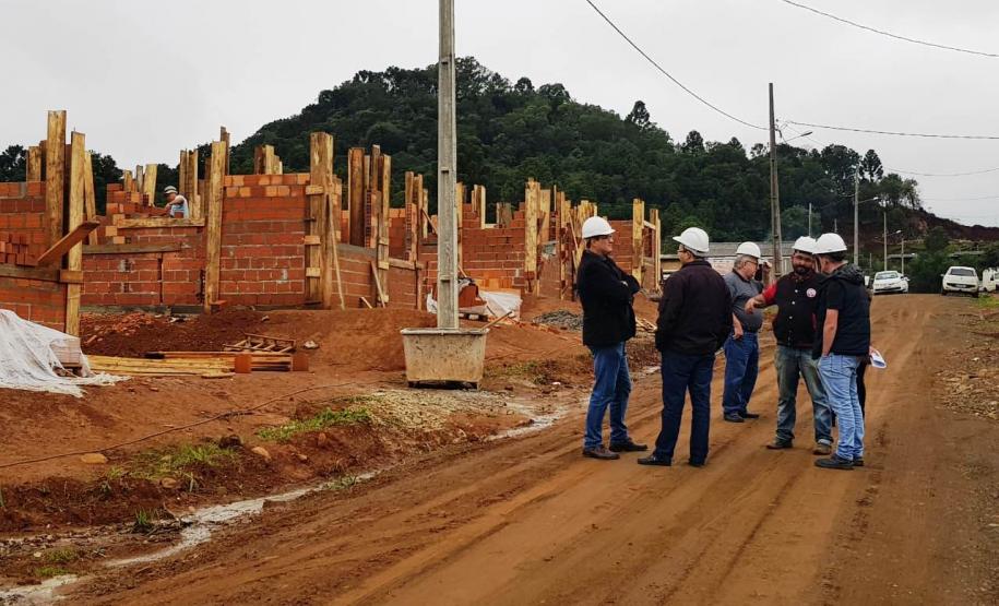 Cohapar e Prefeitura de Bituruna vistoriam obras de construção de 25 moradias Projeto é financiado pelo programa Família Paranaense, com investimentos de R$ R$ 1,2 milhão financiados pelo Banco Interamericano de Desenvolvimento (BID).