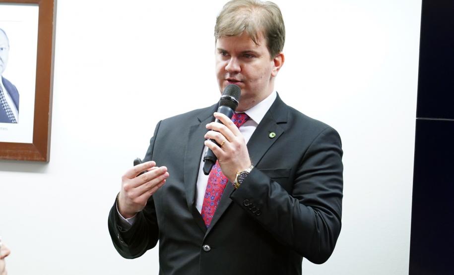 Minha Casa Minha Vida deve ser dividido em dois novos programas habitacionais O ministro do Desenvolvimento Regional, Gustavo Canuto, anunciou nesta terça-feira (4) que o governo pretende dividir o programa Minha Casa Minha Vida em dois programas de habitação social ? um destinado a famílias de baixíssima renda e outro destinado a famílias de baixa e média renda.