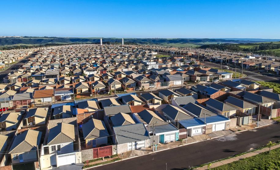 Minha Casa Minha Vida deve ser dividido em dois novos programas habitacionais O ministro do Desenvolvimento Regional, Gustavo Canuto, anunciou nesta terça-feira (4) que o governo pretende dividir o programa Minha Casa Minha Vida em dois programas de habitação social ? um destinado a famílias de baixíssima renda e outro destinado a famílias de baixa e média renda.