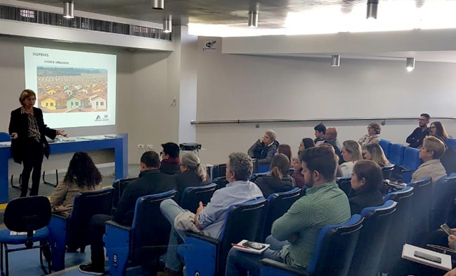 Cohapar conclui treinamentos sobre Sistema de Necessidades Habitacionais do Paraná Com a participação de representantes de 22 municípios dos Campos Gerais e região, a Cohapar concluiu nesta terça-feira (4) a série de capacitações sobre o Sistema de Necessidades Habitacionais do Paraná (SISPEHIS). Foram 12 capacitações realizadas por todo o estado desde abril com o objetivo de treinar técnicos de prefeituras na inserção e atualização dos dados sobre as demandas por moradia em seus municípios na ferramenta online e integrada criada pela companhia.