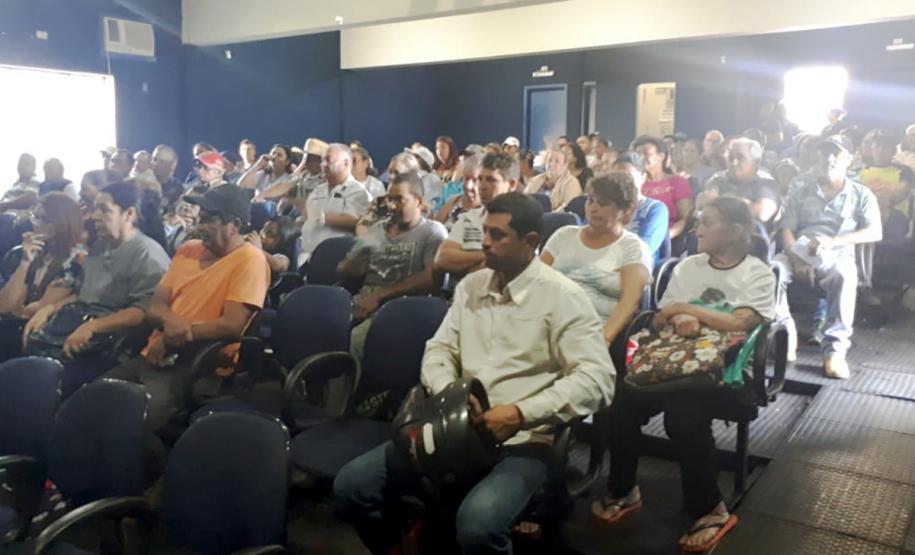 Técnicos da Cohapar e da Prefeitura de Presidente Castelo Branco realizaram na última sexta-feira (7) uma audiência pública para tratar do processo de regularização fundiária de três vilas rurais do município, na região Norte do Paraná. Eles passaram orientações e responderam dúvidas de famílias residentes nas vilas Boa Esperança, Castelo Branco e Castelo, que juntas possuem 105 casas construídas pelo Governo do Estado e que poderão ser tituladas a partir de agora.