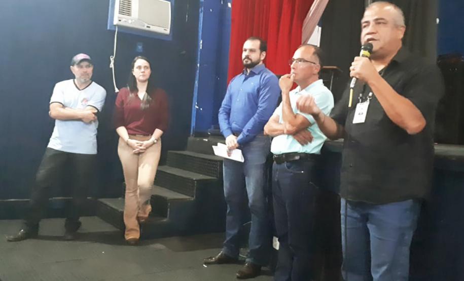 Técnicos da Cohapar e da Prefeitura de Presidente Castelo Branco realizaram na última sexta-feira (7) uma audiência pública para tratar do processo de regularização fundiária de três vilas rurais do município, na região Norte do Paraná. Eles passaram orientações e responderam dúvidas de famílias residentes nas vilas Boa Esperança, Castelo Branco e Castelo, que juntas possuem 105 casas construídas pelo Governo do Estado e que poderão ser tituladas a partir de agora.