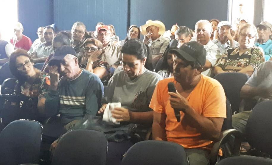 Técnicos da Cohapar e da Prefeitura de Presidente Castelo Branco realizaram na última sexta-feira (7) uma audiência pública para tratar do processo de regularização fundiária de três vilas rurais do município, na região Norte do Paraná. Eles passaram orientações e responderam dúvidas de famílias residentes nas vilas Boa Esperança, Castelo Branco e Castelo, que juntas possuem 105 casas construídas pelo Governo do Estado e que poderão ser tituladas a partir de agora.