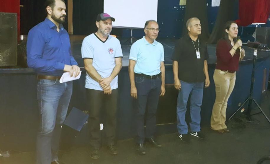 Técnicos da Cohapar e da Prefeitura de Presidente Castelo Branco realizaram na última sexta-feira (7) uma audiência pública para tratar do processo de regularização fundiária de três vilas rurais do município, na região Norte do Paraná. Eles passaram orientações e responderam dúvidas de famílias residentes nas vilas Boa Esperança, Castelo Branco e Castelo, que juntas possuem 105 casas construídas pelo Governo do Estado e que poderão ser tituladas a partir de agora.