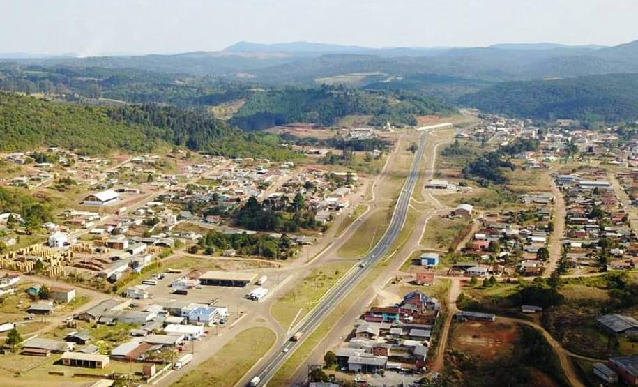 Pessoas interessadas em adquirir uma casa própria em General Carneiro, na região Sul do estado, terão a oportunidade de participar de um leilão promovido pela Cohapar nesta terça-feira (18). As propostas devem ser protocoladas pessoalmente no escritório regional da companhia em União da Vitória, entre as 13h30 e as 14h30, na Rua Ipiranga, 108, no centro da cidade.