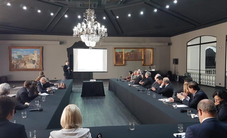 ABC elege nova diretoria e define prioridades de atuação A Associação Brasileira de Cohabs e Agentes Públicos de Habitação (ABC) realizou na sexta-feira (14) a Assembleia Geral e o Encontro Técnico, em São Paulo no Palácio dos Bandeirantes, que elegeu a nova diretoria para o biênio 2019/2021 e debateu as possibilidades de atuação das Companhias e Secretarias de Habitação de estados e municípios para contribuir com a produção habitacional do país.