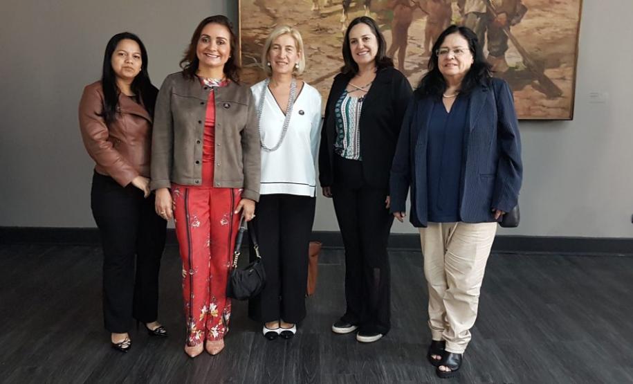 ABC elege nova diretoria e define prioridades de atuação A Associação Brasileira de Cohabs e Agentes Públicos de Habitação (ABC) realizou na sexta-feira (14) a Assembleia Geral e o Encontro Técnico, em São Paulo no Palácio dos Bandeirantes, que elegeu a nova diretoria para o biênio 2019/2021 e debateu as possibilidades de atuação das Companhias e Secretarias de Habitação de estados e municípios para contribuir com a produção habitacional do país.