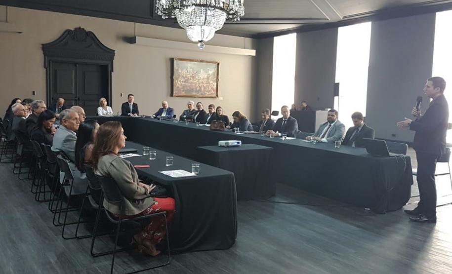 ABC elege nova diretoria e define prioridades de atuação A Associação Brasileira de Cohabs e Agentes Públicos de Habitação (ABC) realizou na sexta-feira (14) a Assembleia Geral e o Encontro Técnico, em São Paulo no Palácio dos Bandeirantes, que elegeu a nova diretoria para o biênio 2019/2021 e debateu as possibilidades de atuação das Companhias e Secretarias de Habitação de estados e municípios para contribuir com a produção habitacional do país.