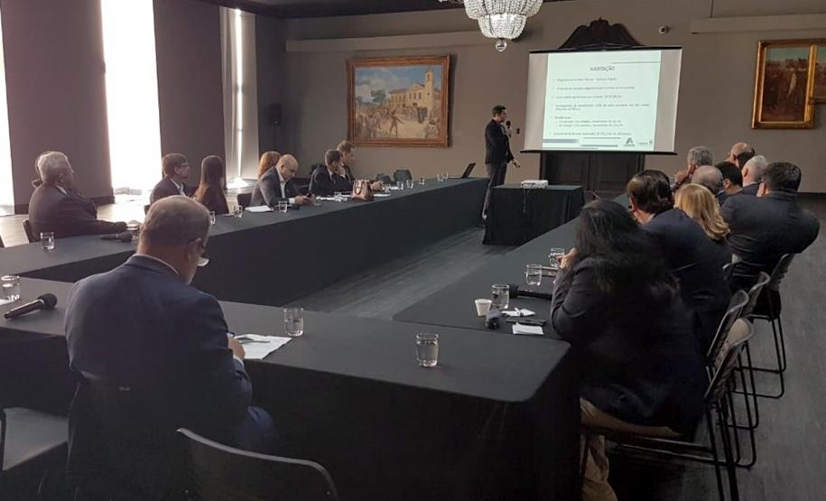 ABC elege nova diretoria e define prioridades de atuação A Associação Brasileira de Cohabs e Agentes Públicos de Habitação (ABC) realizou na sexta-feira (14) a Assembleia Geral e o Encontro Técnico, em São Paulo no Palácio dos Bandeirantes, que elegeu a nova diretoria para o biênio 2019/2021 e debateu as possibilidades de atuação das Companhias e Secretarias de Habitação de estados e municípios para contribuir com a produção habitacional do país.