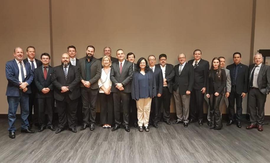 Cohapar compõe nova diretoria da Associação Brasileira de Cohabs Representantes da Cohapar participaram da posse da nova diretoria da Associação Brasileira de Cohabs e Agentes Públicos de Habitação (ABC) que aconteceu em São Paulo na última semana. A empresa compõe a equipe responsável por conduzir as atividades do órgão de representação no biênio 2019/2020, cuja vice-presidência para Assuntos de Regularização Fundiária é ocupada pelo presidente da companhia, Jorge Lange.