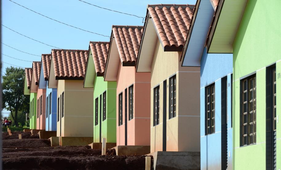 A Secretaria da Justiça, Família e Trabalho do Paraná (Sejuf) disponibilizou nesta semana, no Diáro Oficial do Paraná, a lista de municípios selecionados para receberam as obras de construção de 604 casas populares do programa Família Paranaense.