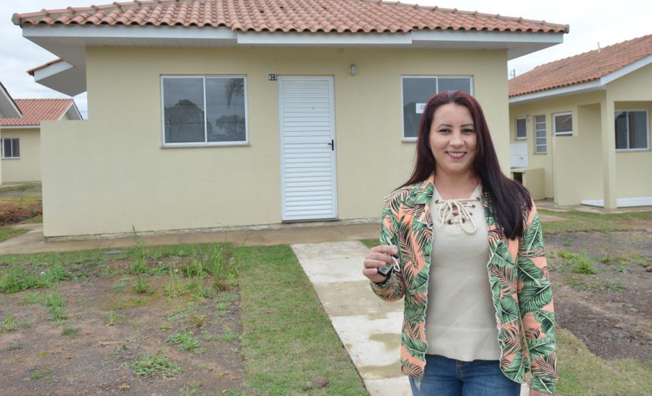 Representantes da Cohapar e da Prefeitura de Mallet entregaram nesta quinta-feira (27) as chaves de 20 casas populares a famílias da cidade, na região Centro-Sul do Paraná. A construção do conjunto habitacional recebeu investimentos que superam R$ 1,4 milhão em recursos do Fundo de Garantia do Tempo de Serviço (FGTS).